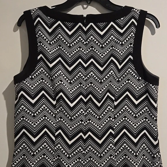 London Times black white pink chevron dress. Size 8. - Picture 5 of 7